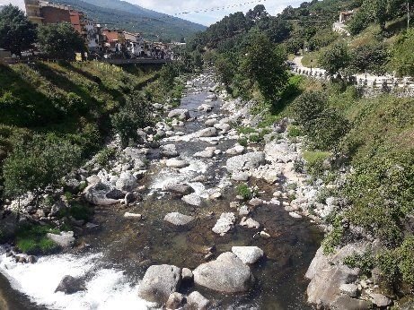 Garganta de agua entre montes en el Valle del Jerte