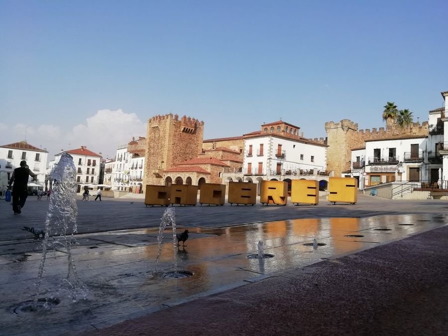 La Plaza Mayor de Cáceres con las letras de la ciudad y las fuentes