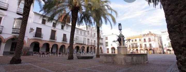 La Plaza Mayor de Cáceres con sus soportales y las palmeras