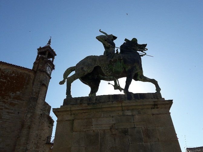 Estatua ecuestre de Francisco Pizarro en la Plaza Mayor de Trujillo
